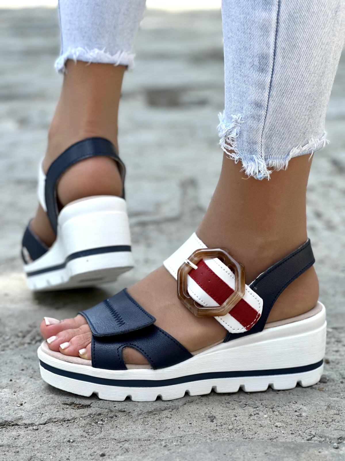 Multikolorowe miękkie i lekkie sandały ze skóry naturalnej na wygodnej koturnie