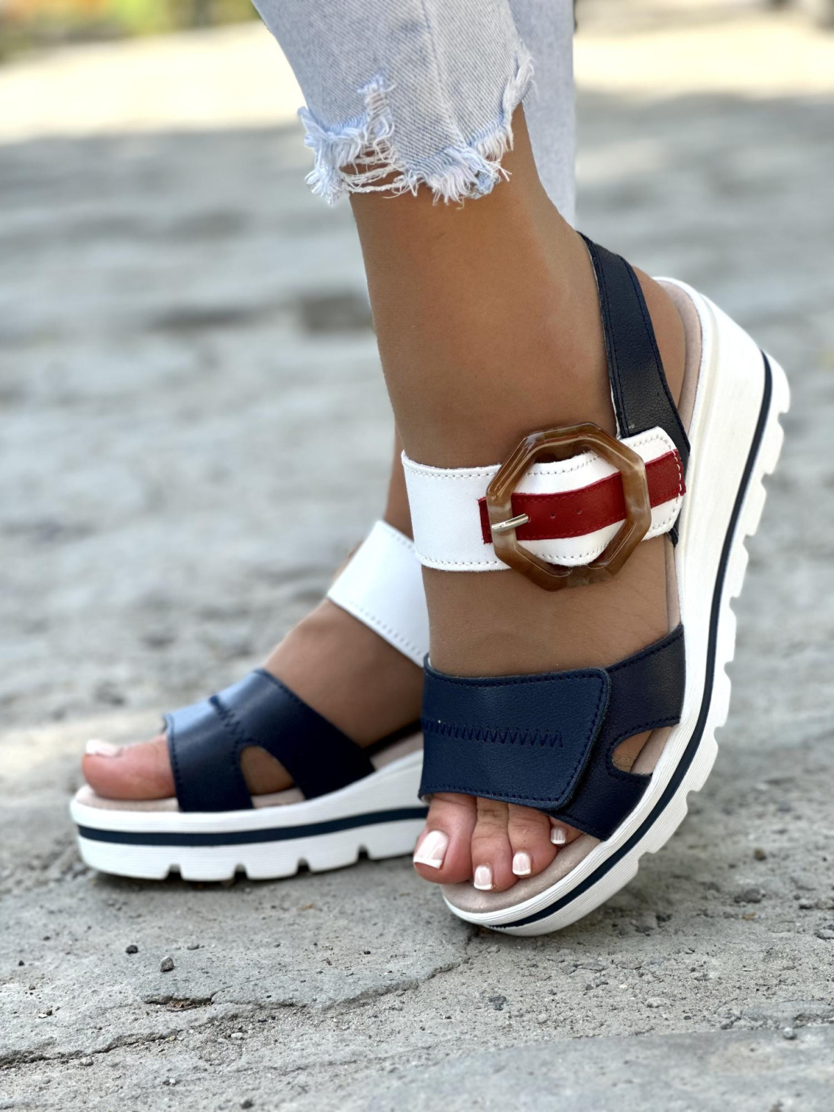 Multikolorowe miękkie i lekkie sandały ze skóry naturalnej na wygodnej koturnie