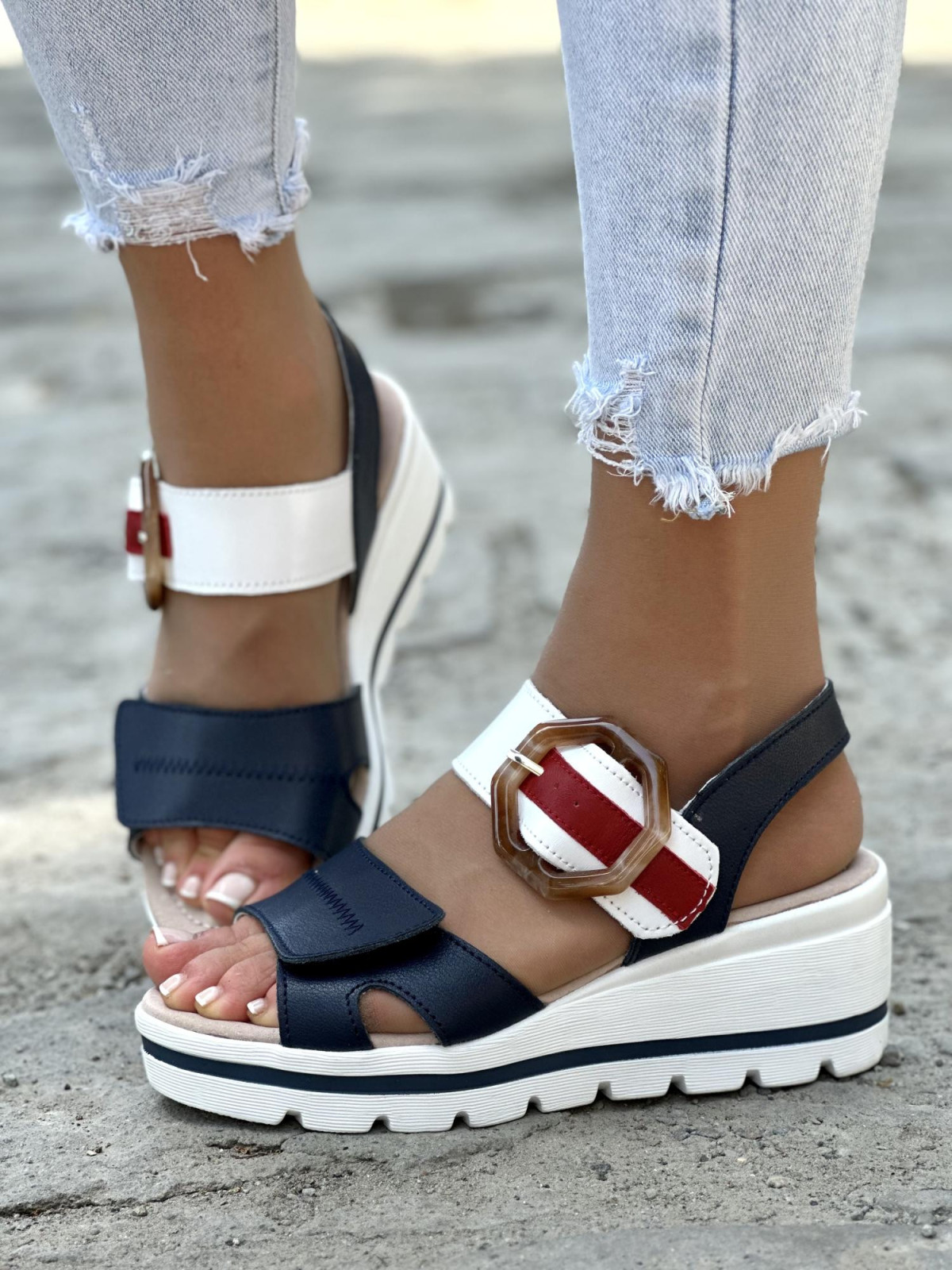 Multikolorowe miękkie i lekkie sandały ze skóry naturalnej na wygodnej koturnie