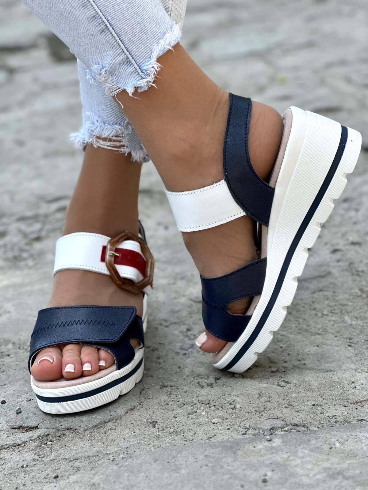 Multikolorowe miękkie i lekkie sandały ze skóry naturalnej na wygodnej koturnie