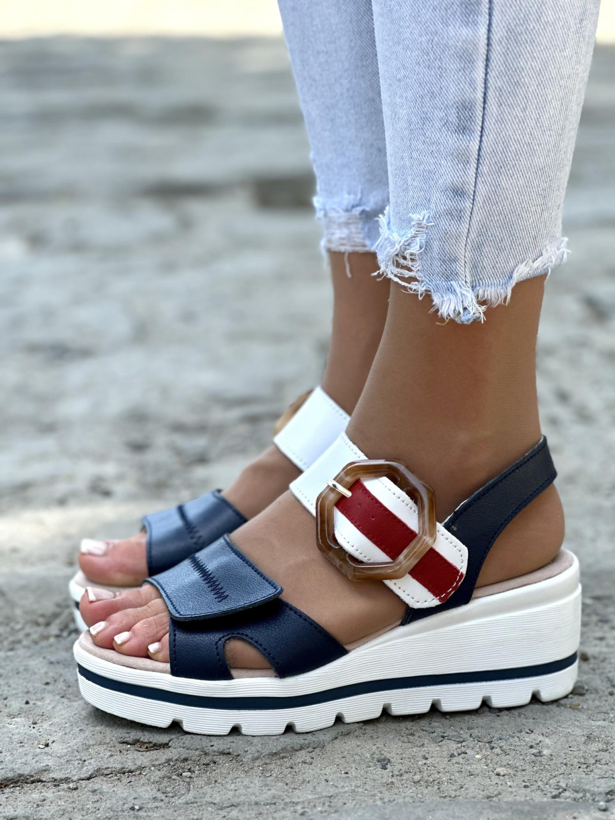 Multikolorowe miękkie i lekkie sandały ze skóry naturalnej na wygodnej koturnie