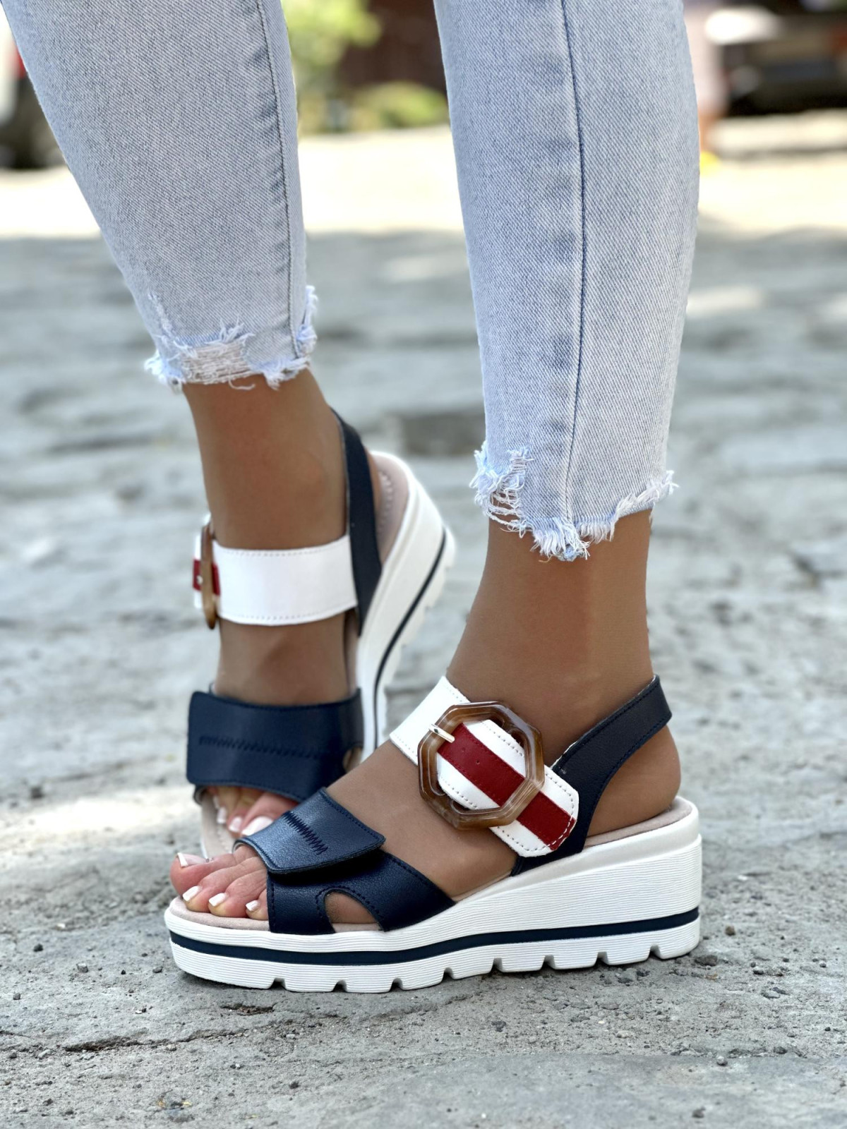 Multikolorowe miękkie i lekkie sandały ze skóry naturalnej na wygodnej koturnie