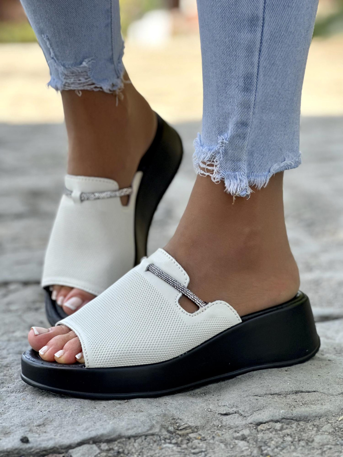 Beżowe klapki damskie ze skóry naturalnej na wygodnej niskiej koturnie