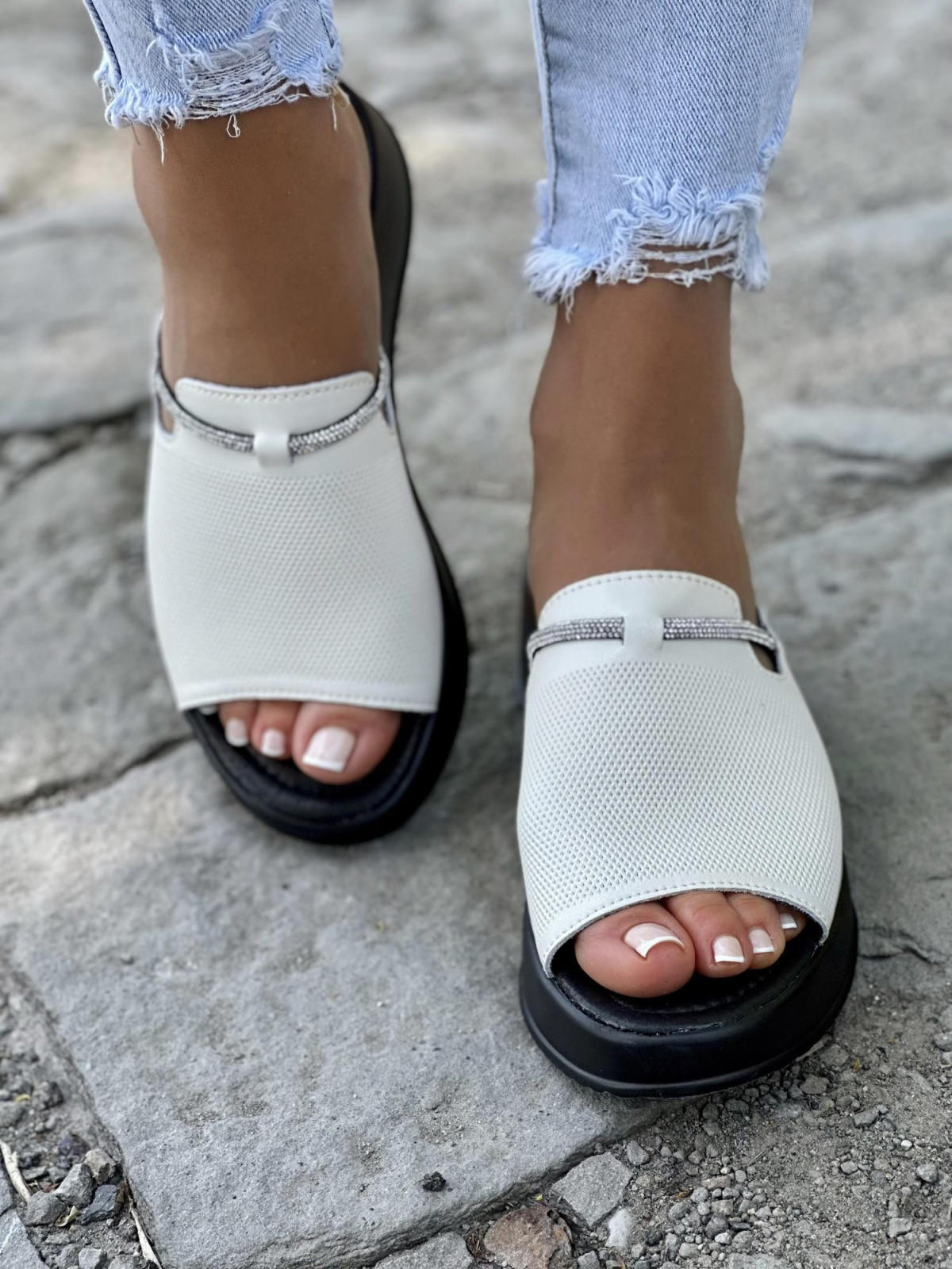 Beżowe klapki damskie ze skóry naturalnej na wygodnej niskiej koturnie