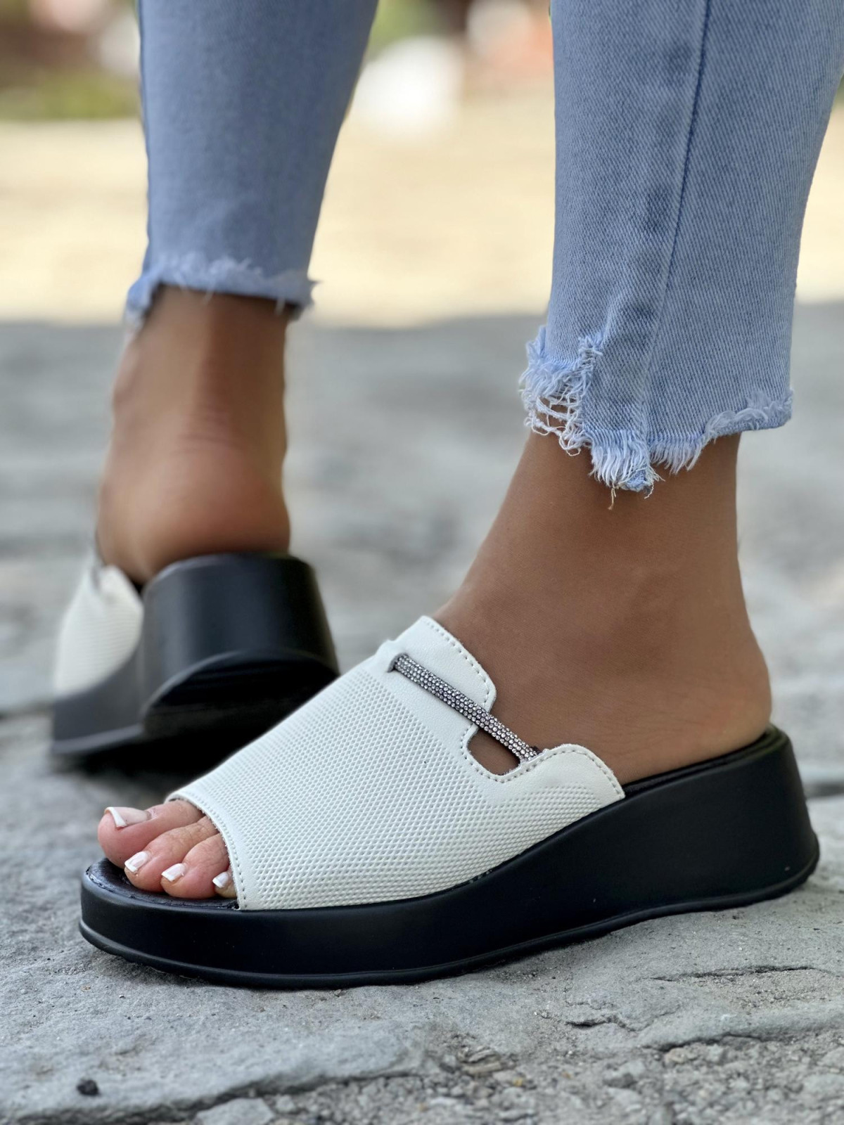 Beżowe klapki damskie ze skóry naturalnej na wygodnej niskiej koturnie