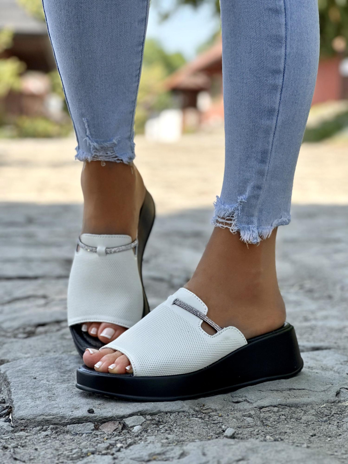 Beżowe klapki damskie ze skóry naturalnej na wygodnej niskiej koturnie