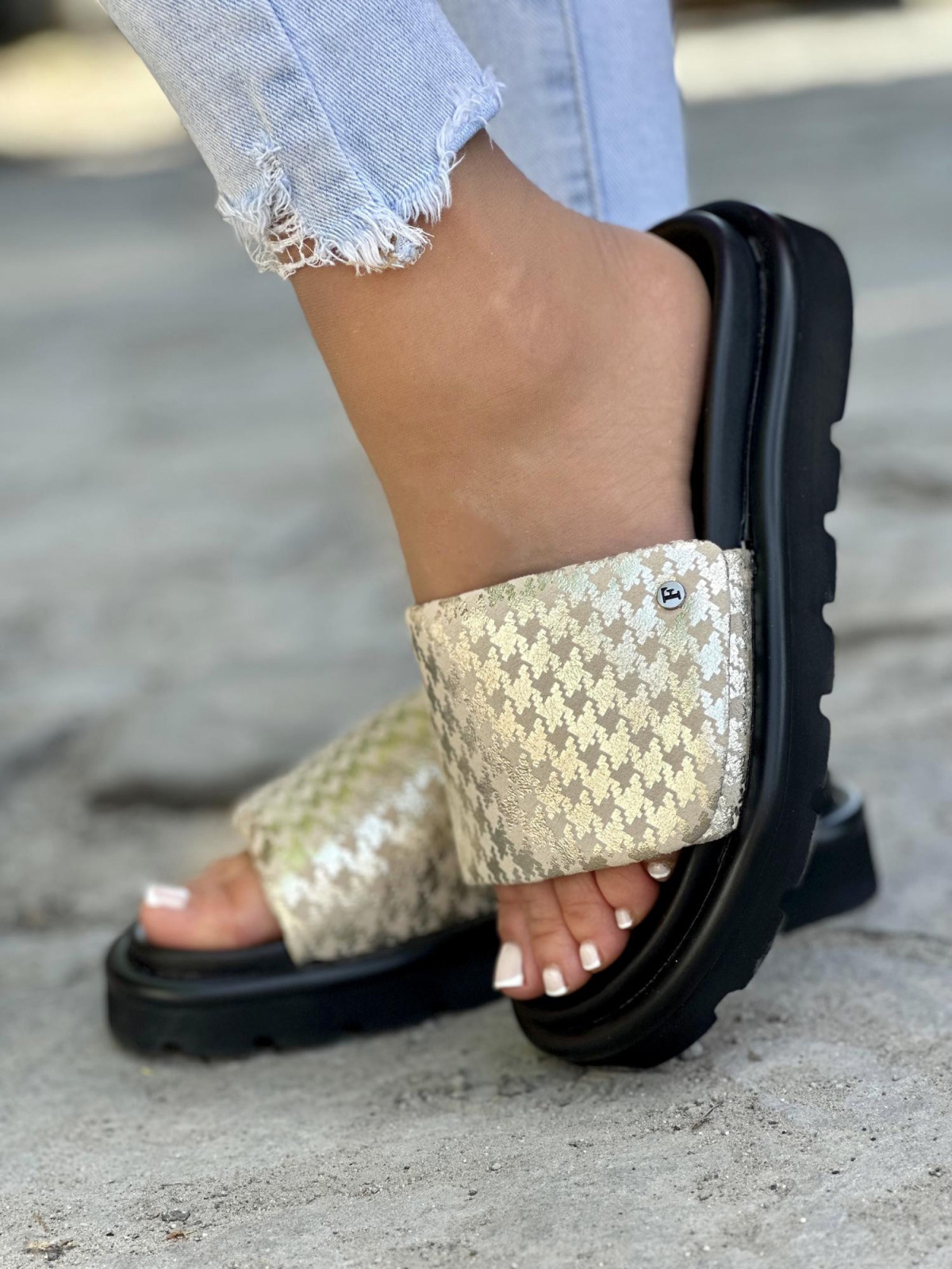 Mega wygodne złote klapki damskie ze skóry naturalnej