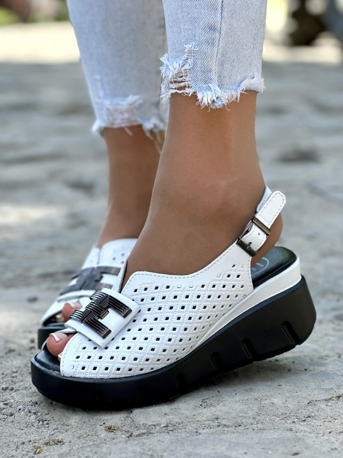 Białe sandały damskie skórzane na wygodnej koturnie