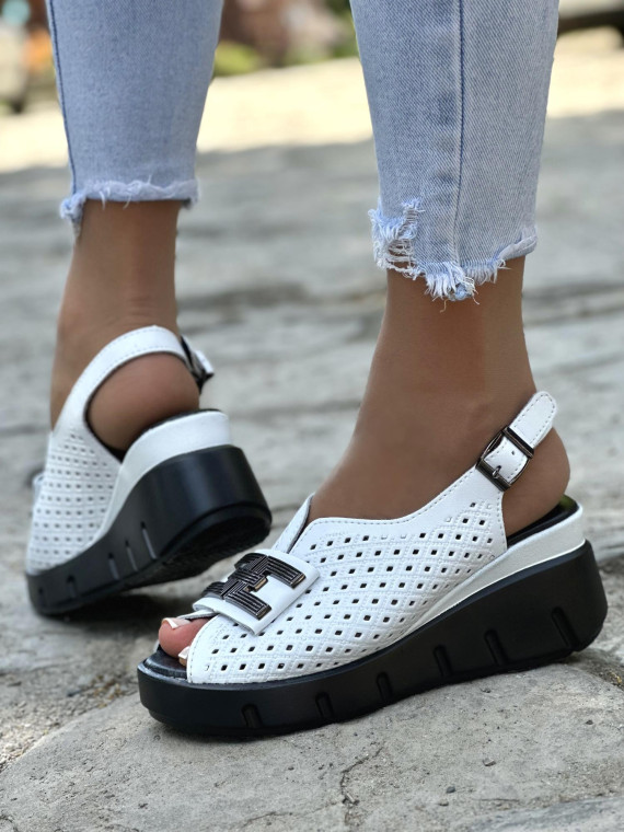 Białe sandały damskie skórzane na wygodnej koturnie