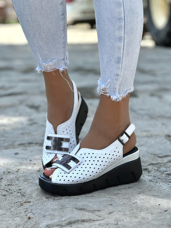 Białe sandały damskie skórzane na wygodnej koturnie