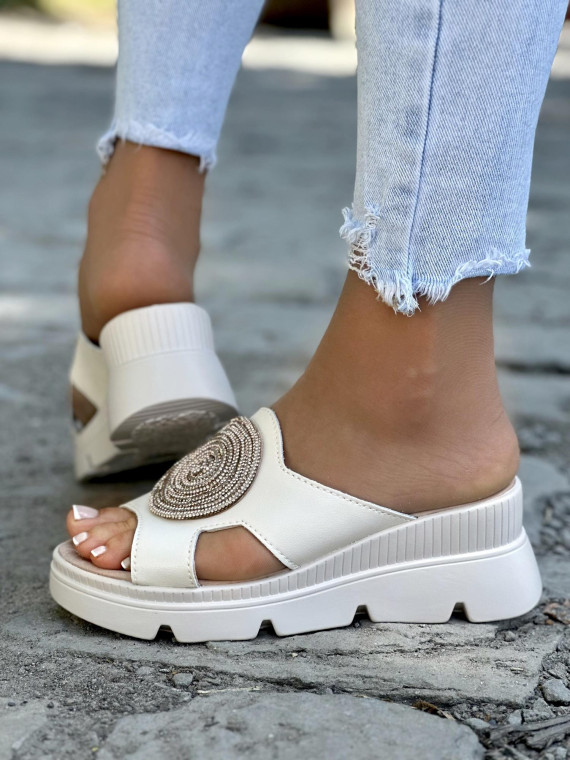 Beżowe klapki damskie ze skóry naturalnej z piękną ozdobą