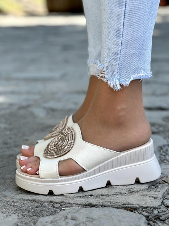 Beżowe klapki damskie ze skóry naturalnej z piękną ozdobą