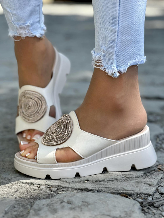 Beżowe klapki damskie ze skóry naturalnej z piękną ozdobą