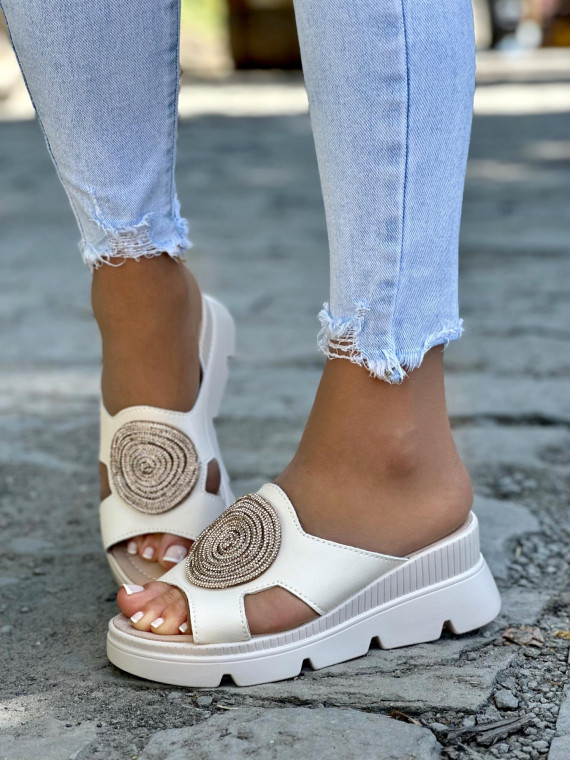 Beżowe klapki damskie ze skóry naturalnej z piękną ozdobą