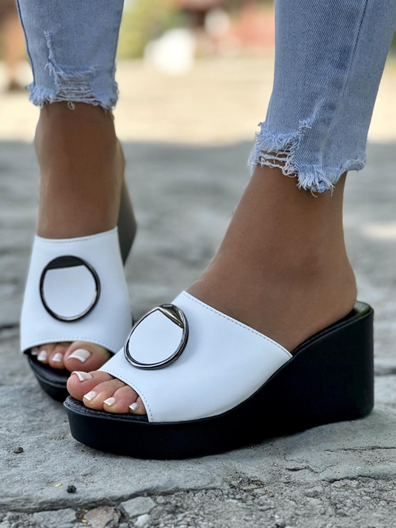 Śliczne białe klapki damskie z ozdobą na koturnie, skóra naturalna