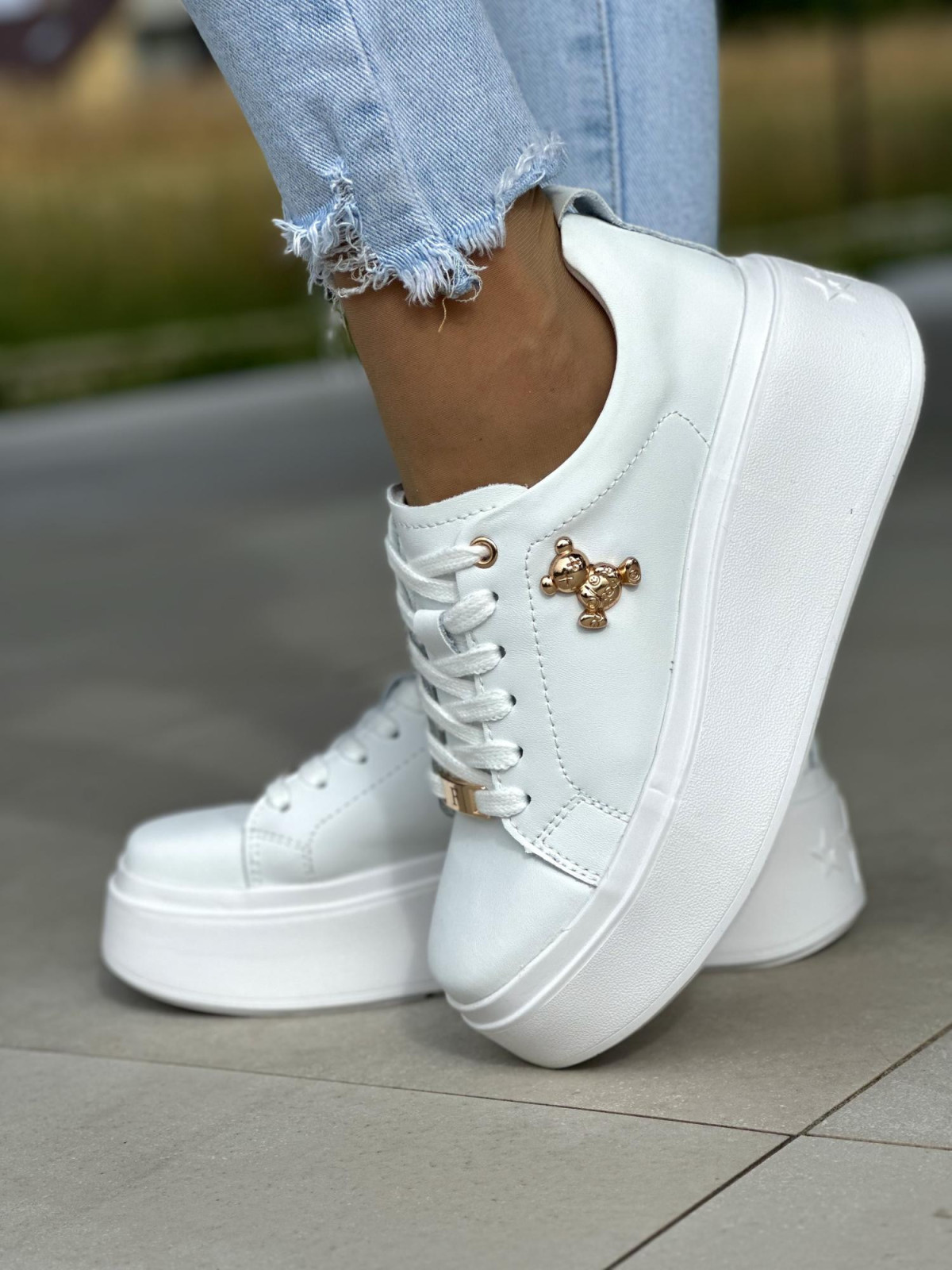 Białe trampki na grubym spodzie ze skóry naturalnej