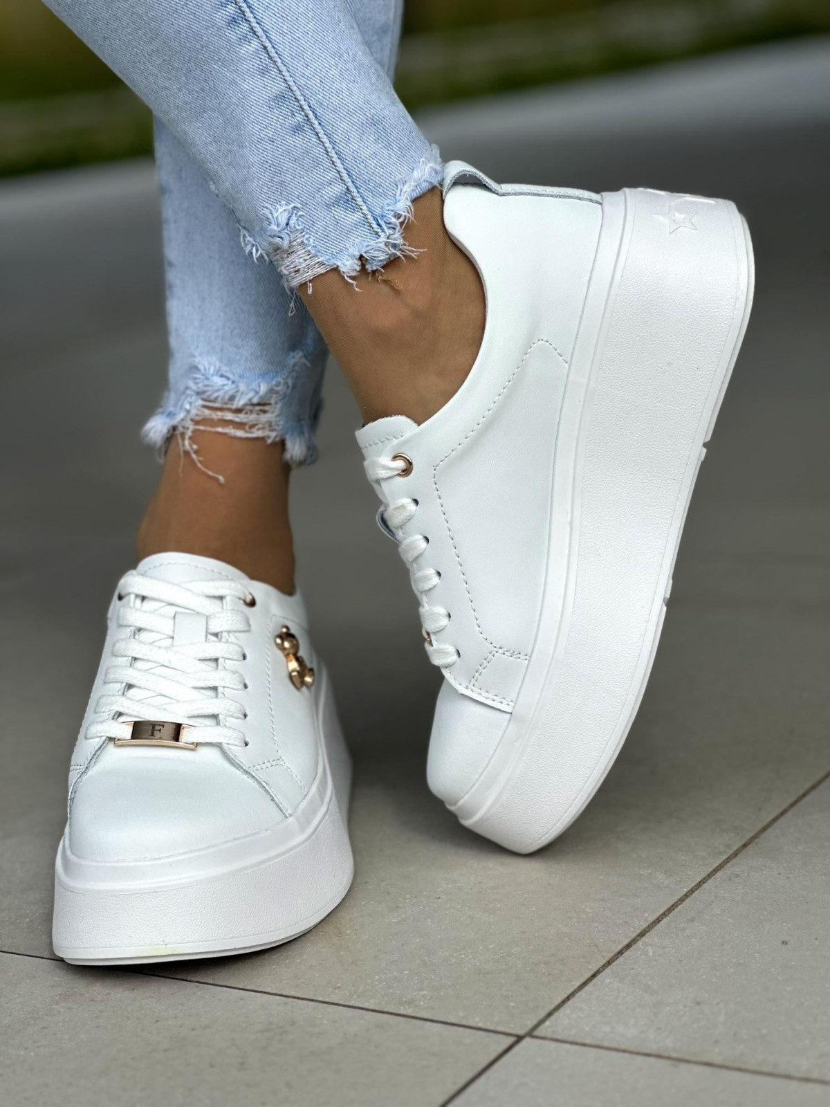 Białe trampki na grubym spodzie ze skóry naturalnej