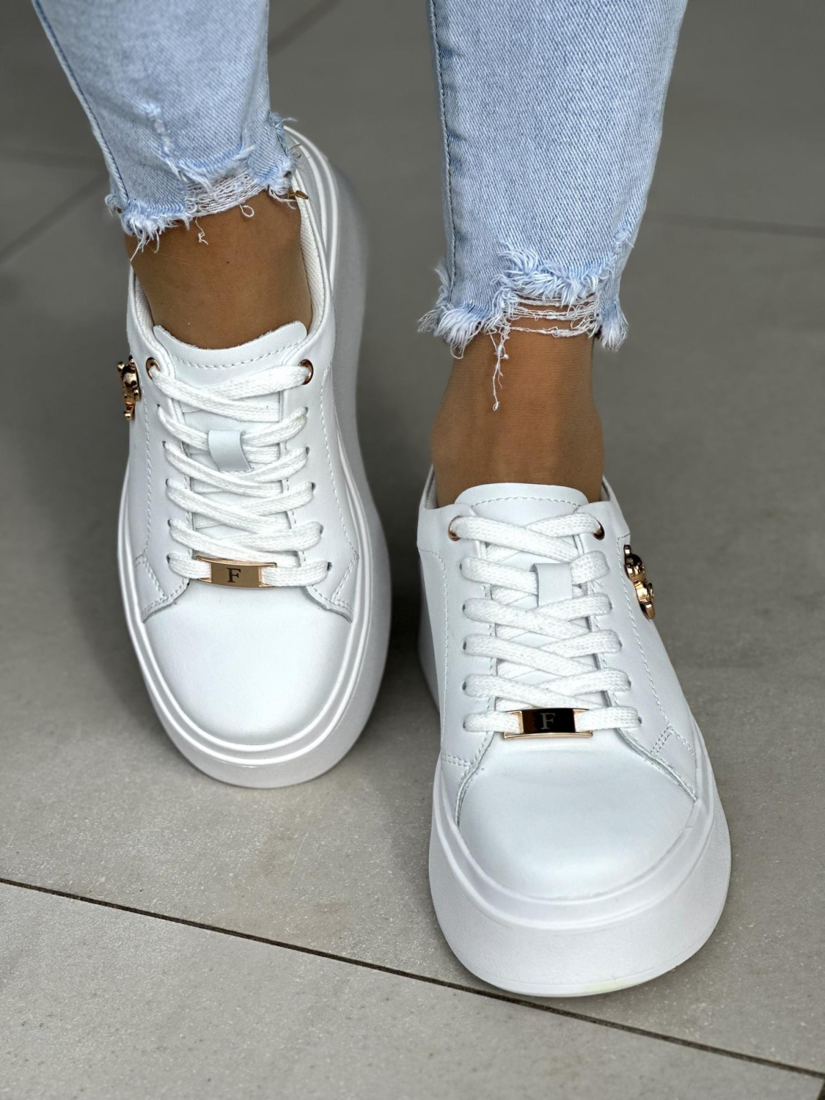 Białe trampki na grubym spodzie ze skóry naturalnej