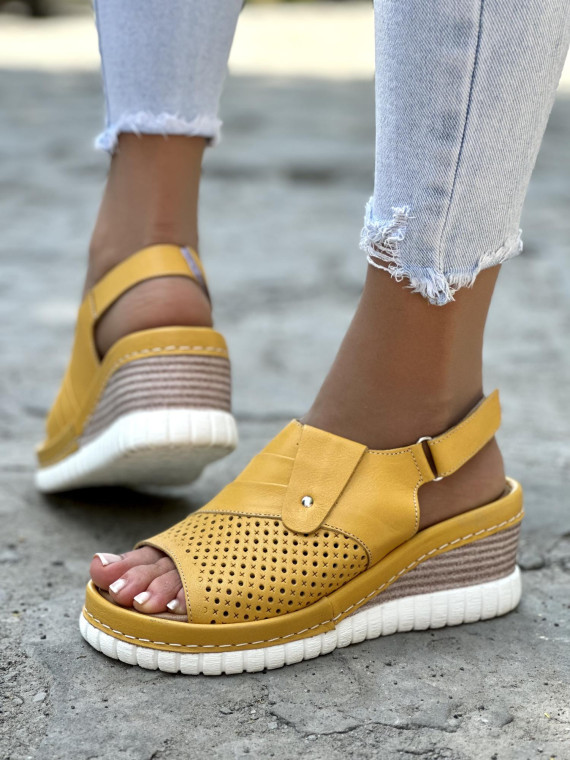 Mega wygodne żółte sandały damskie skórzane na koturnie