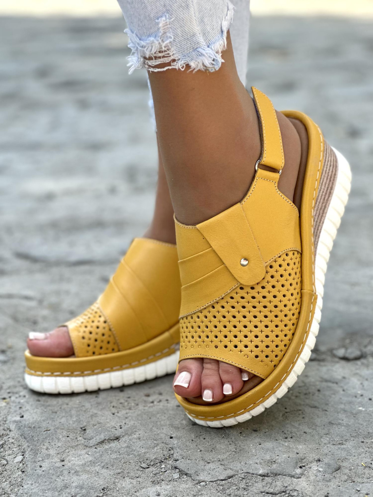 Mega wygodne żółte sandały damskie skórzane na koturnie