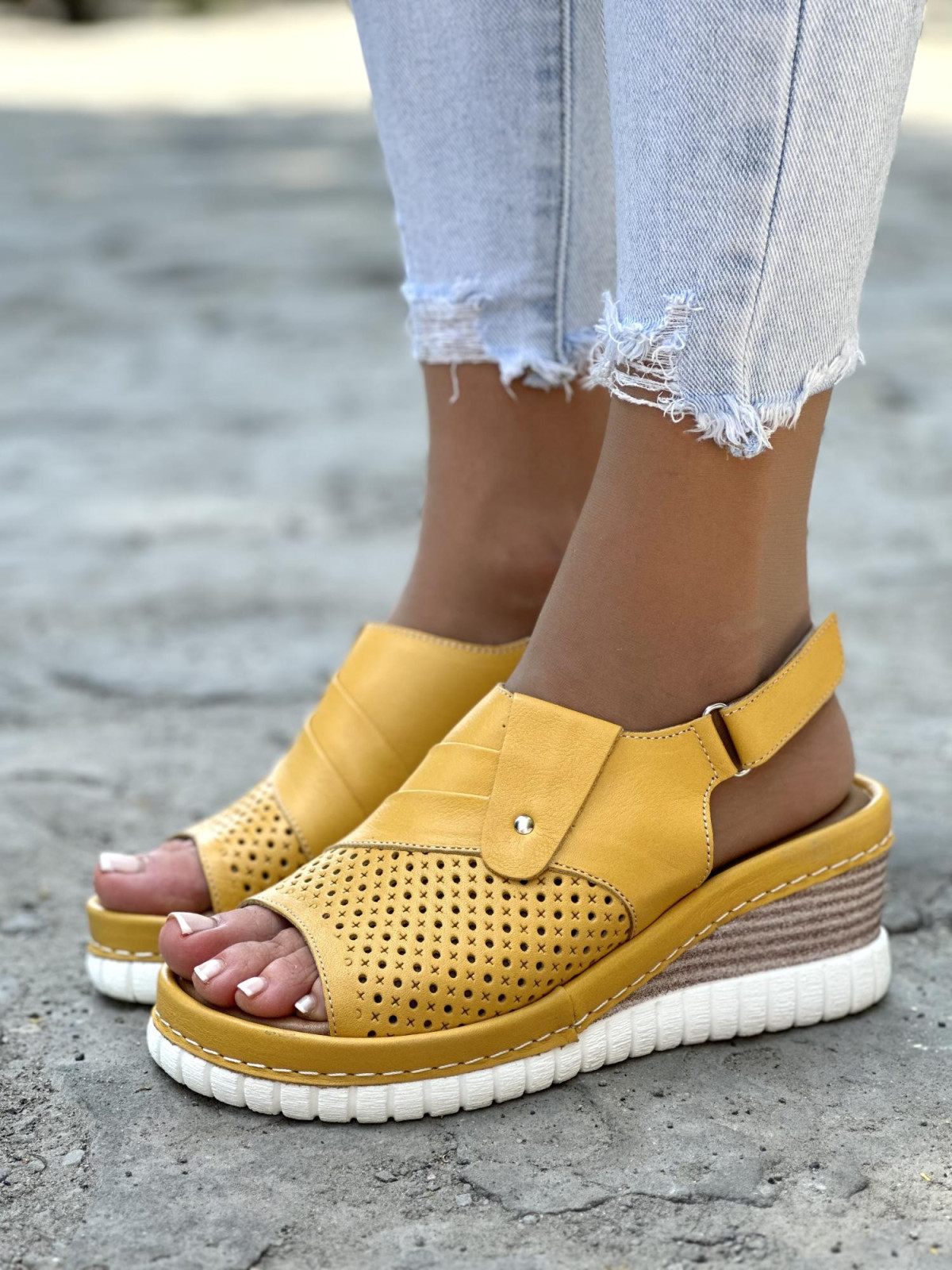 Mega wygodne żółte sandały damskie skórzane na koturnie