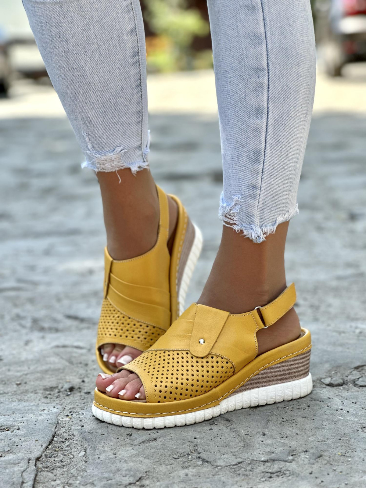 Mega wygodne żółte sandały damskie skórzane na koturnie