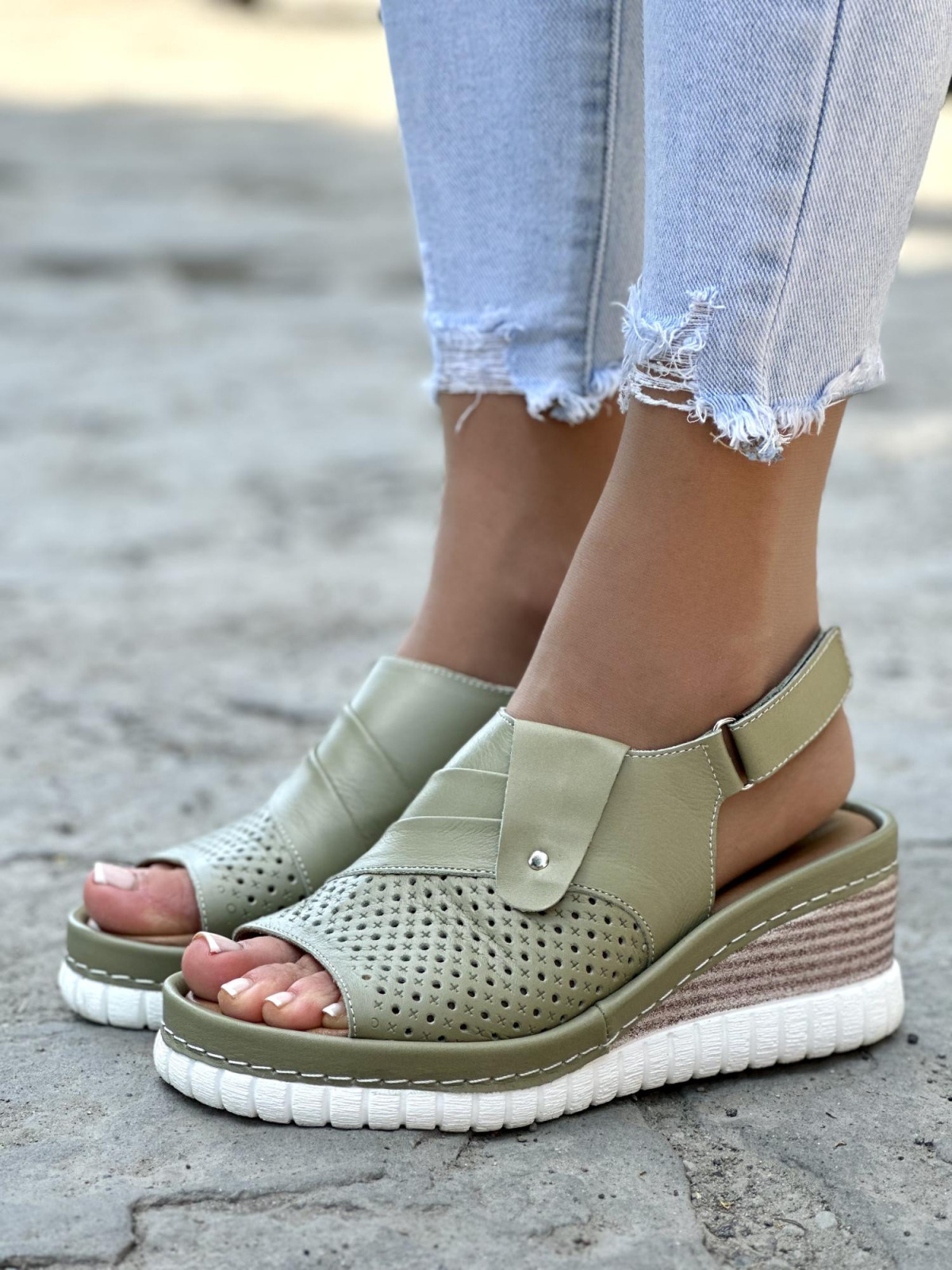 Mega wygodne oliwkowe sandały damskie skórzane na koturnie