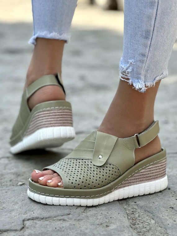 Mega wygodne oliwkowe sandały damskie skórzane na koturnie