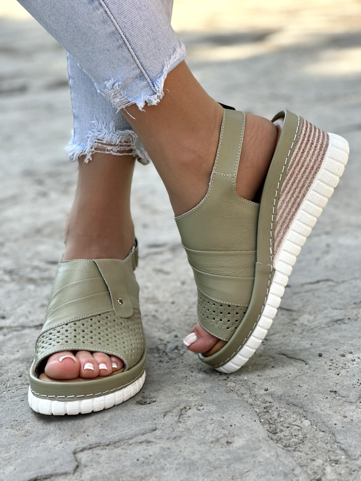 Mega wygodne oliwkowe sandały damskie skórzane na koturnie