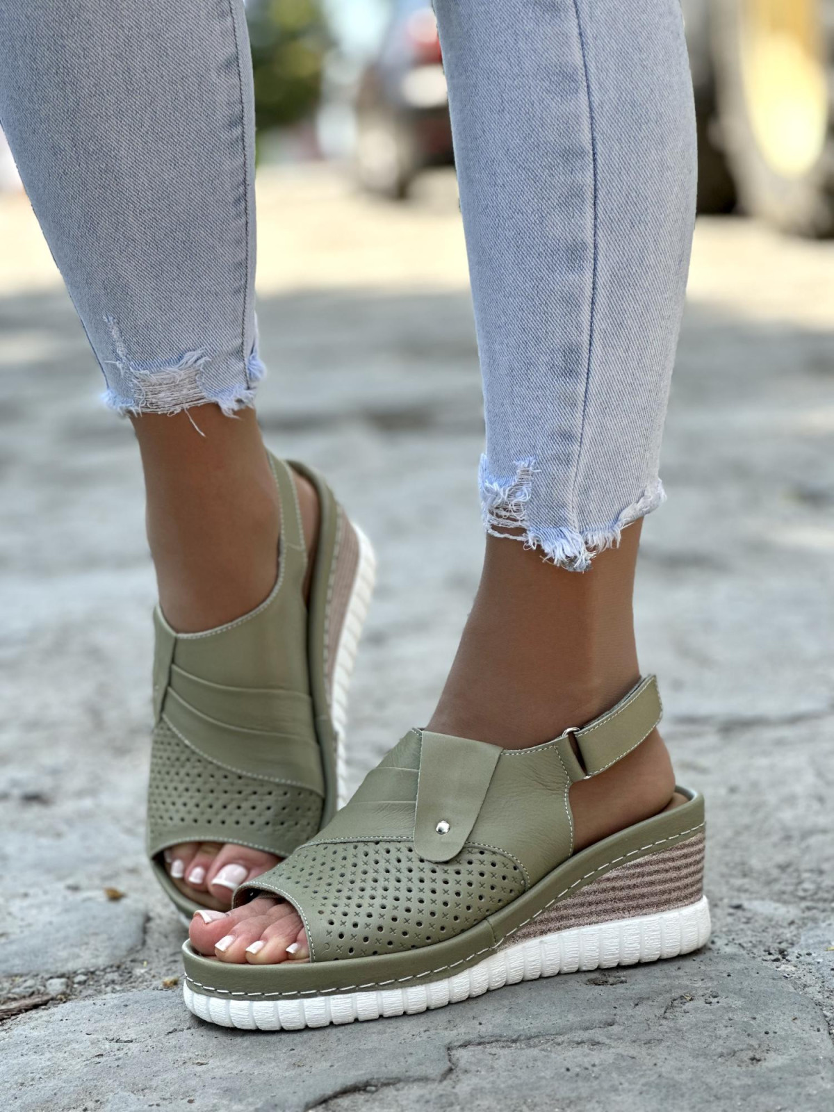 Mega wygodne oliwkowe sandały damskie skórzane na koturnie