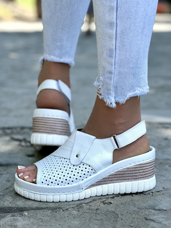 Mega wygodne białe sandały damskie skórzane na koturnie