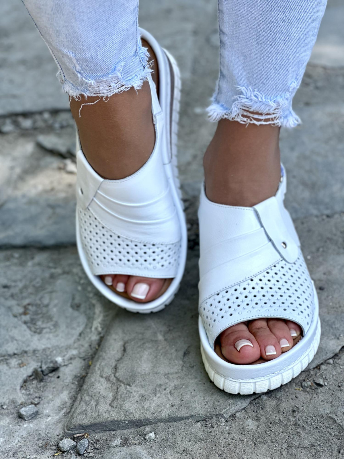 Mega wygodne białe sandały damskie skórzane na koturnie