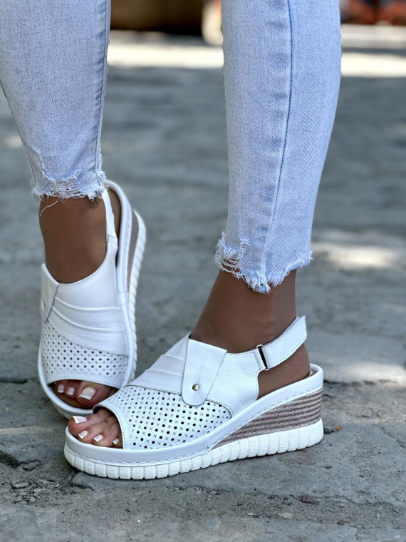 Mega wygodne białe sandały damskie skórzane na koturnie