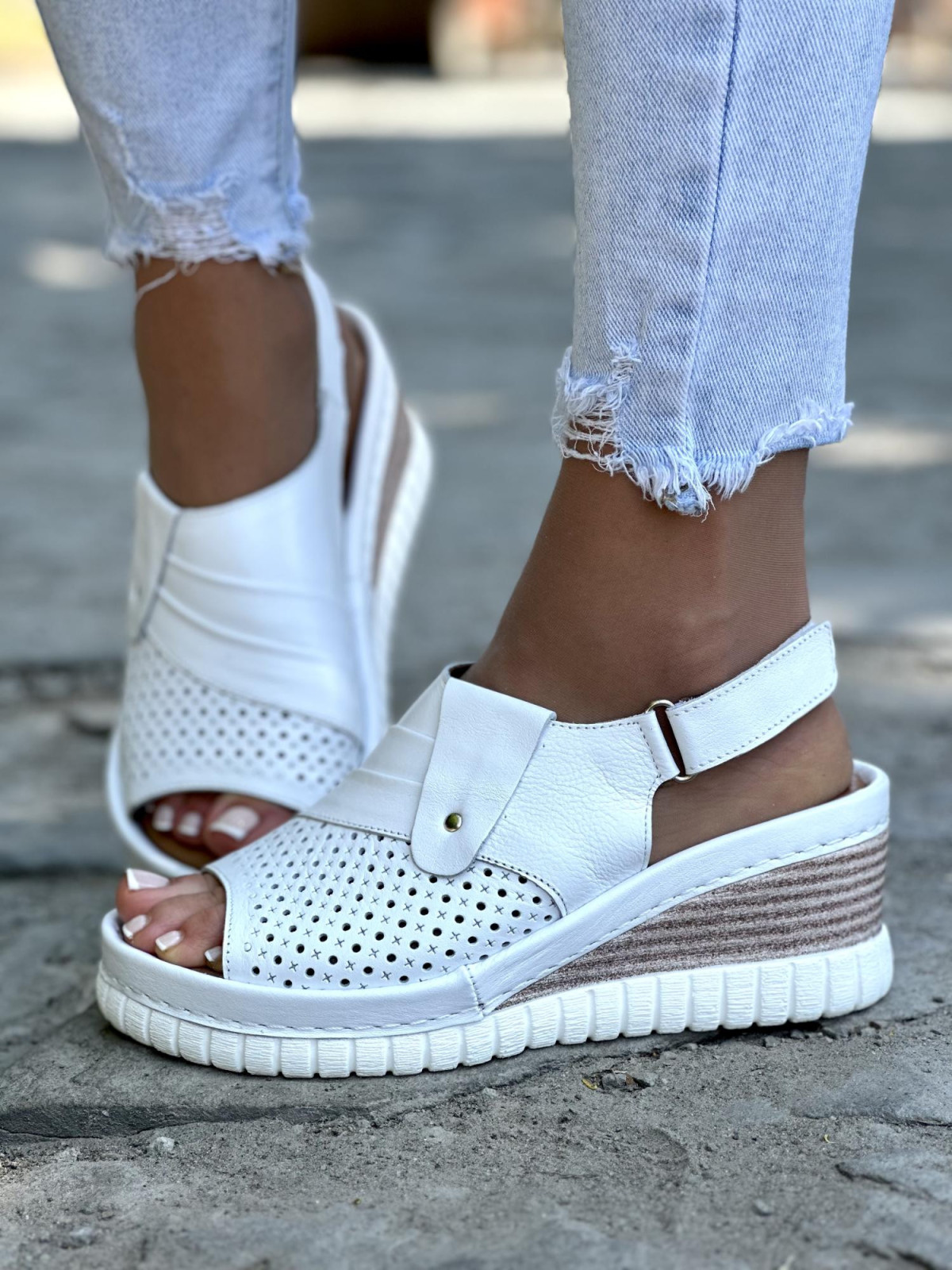 Mega wygodne białe sandały damskie skórzane na koturnie