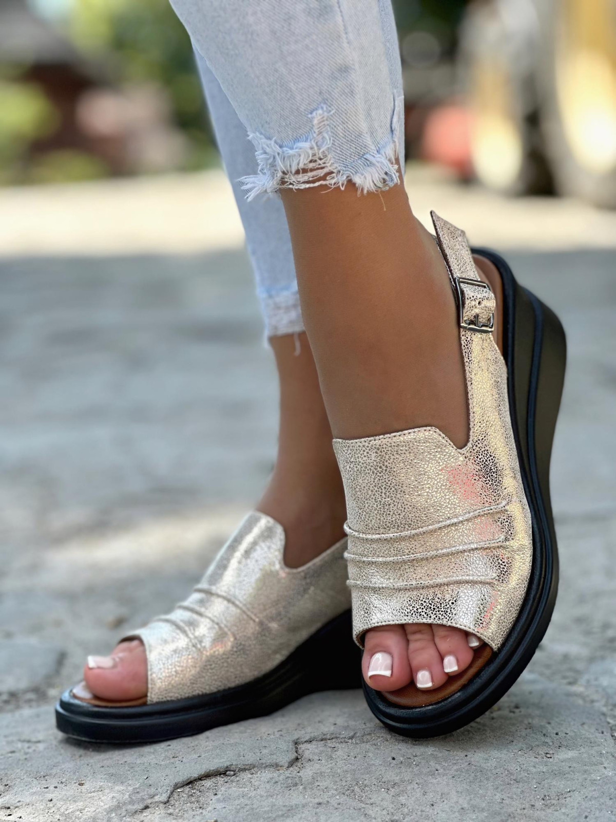 Mega wygodne złote sandały damskie na niskiej koturnie ze skóry naturalnej