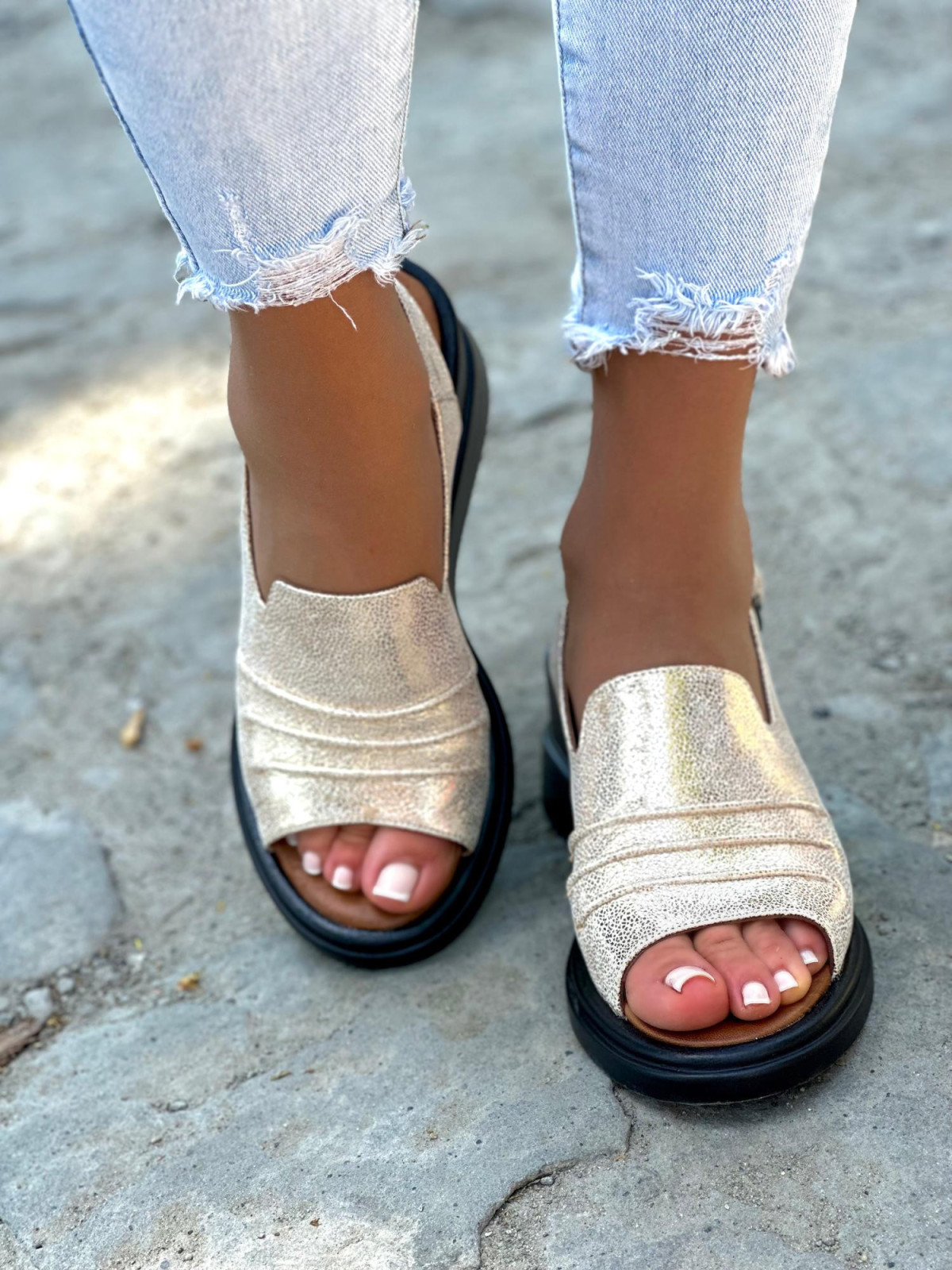 Mega wygodne złote sandały damskie na niskiej koturnie ze skóry naturalnej