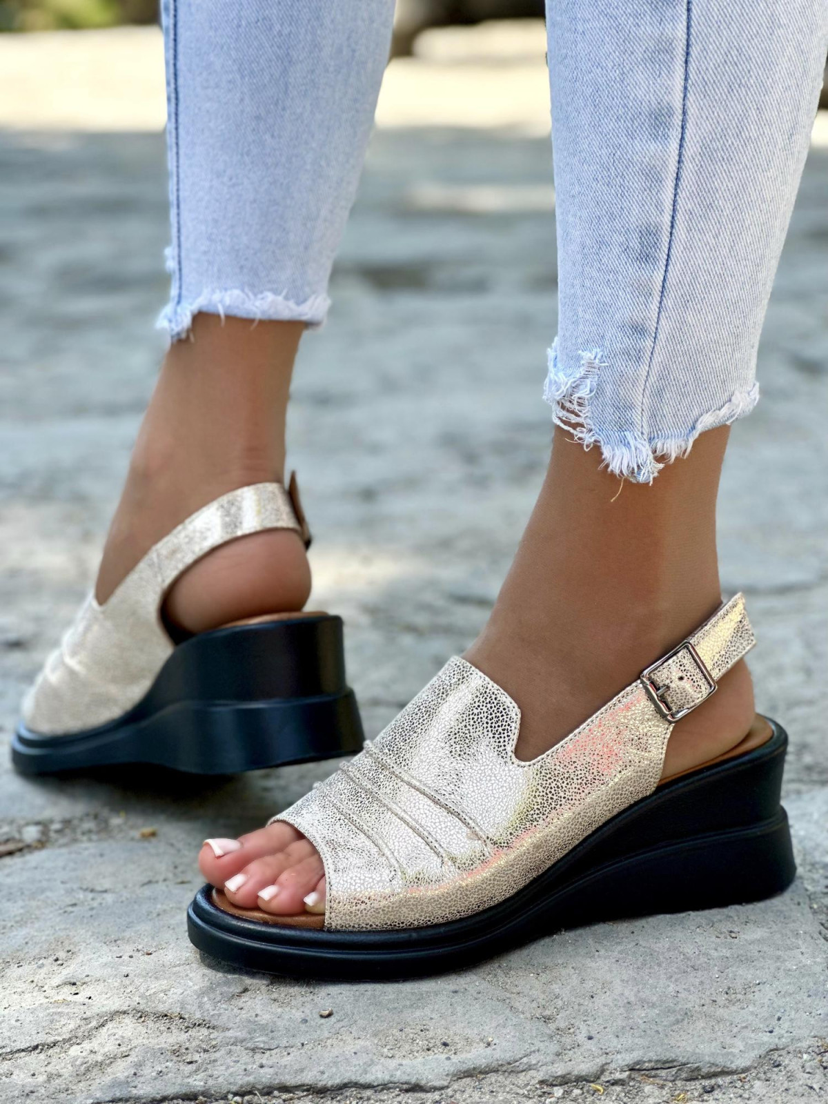 Mega wygodne złote sandały damskie na niskiej koturnie ze skóry naturalnej