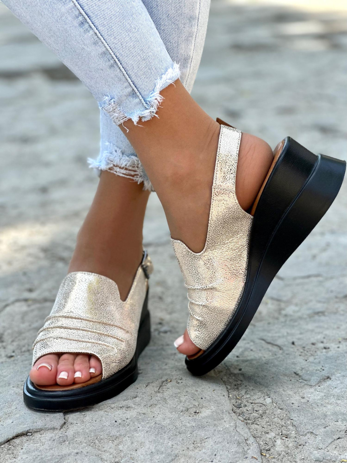 Mega wygodne złote sandały damskie na niskiej koturnie ze skóry naturalnej