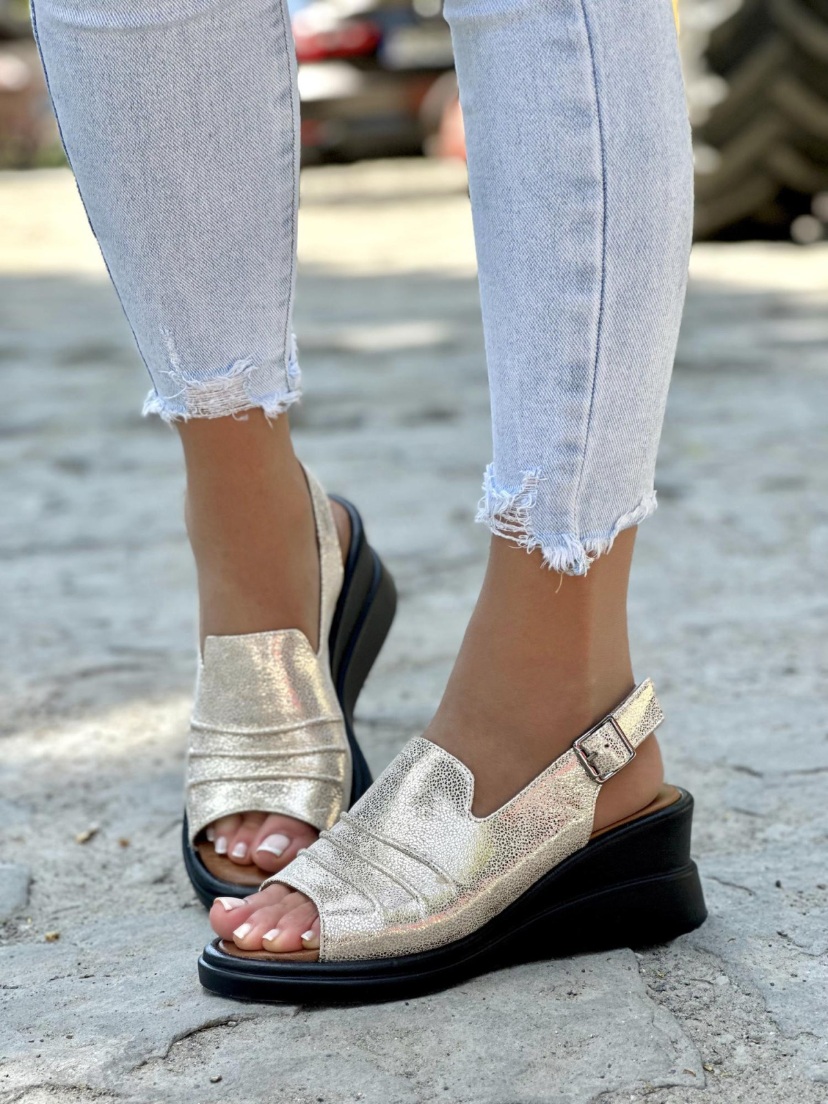 Mega wygodne złote sandały damskie na niskiej koturnie ze skóry naturalnej