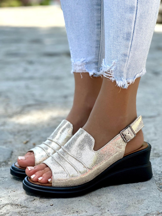 Mega wygodne złote sandały damskie na niskiej koturnie ze skóry naturalnej