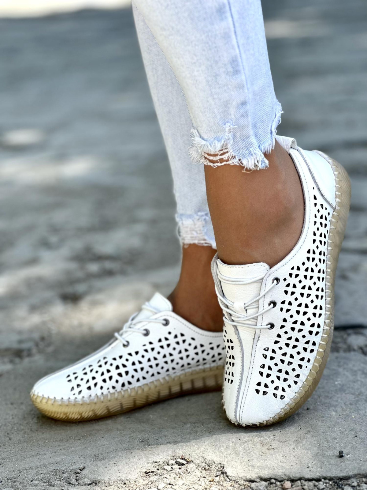 Wygodne dziurkowane białe półbuty damskie skórzane