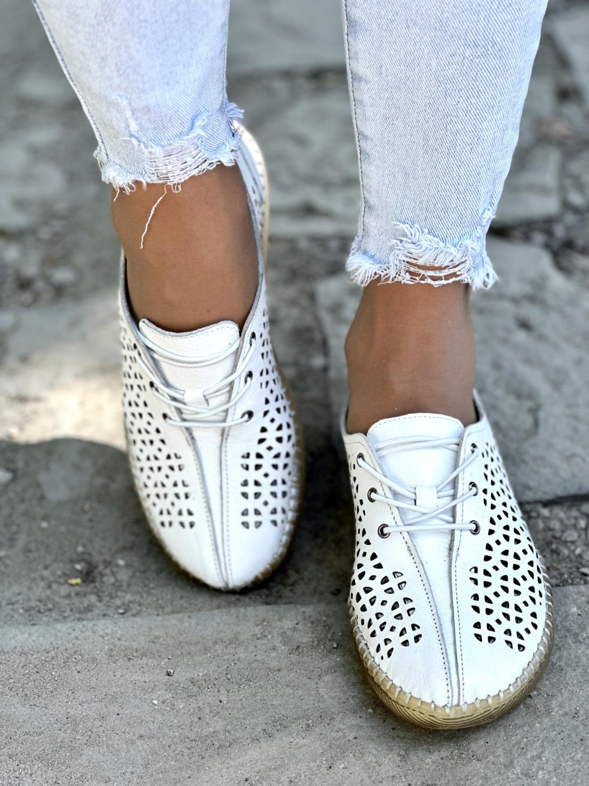 Wygodne dziurkowane białe półbuty damskie skórzane