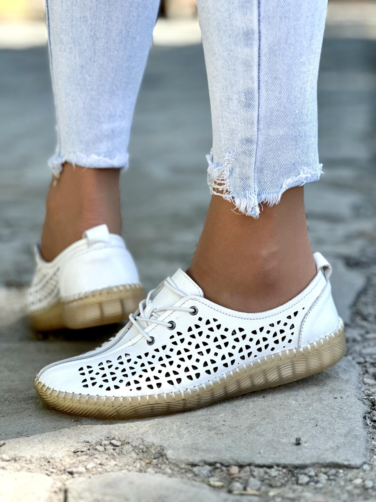 Wygodne dziurkowane białe półbuty damskie skórzane