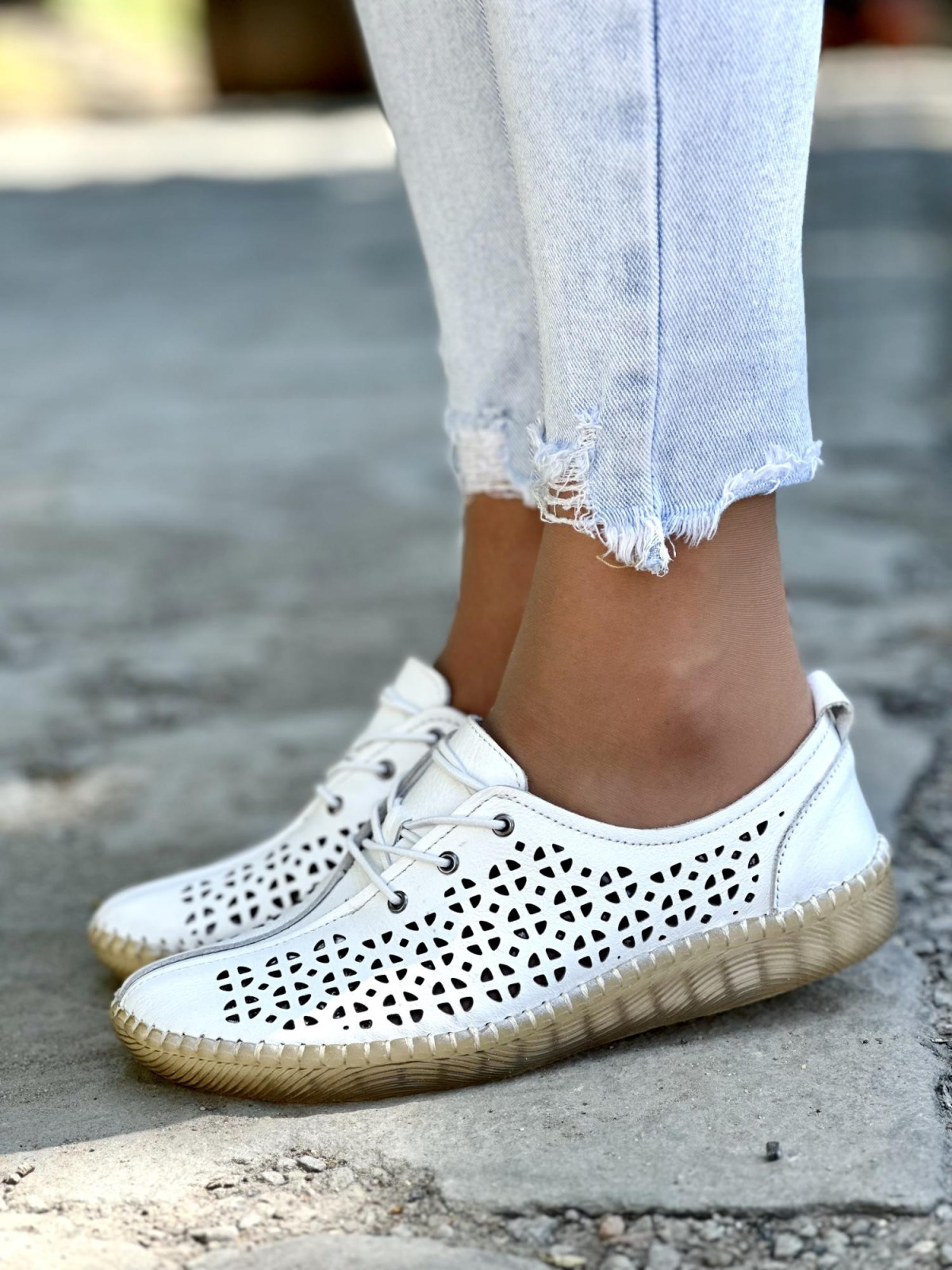 Wygodne dziurkowane białe półbuty damskie skórzane