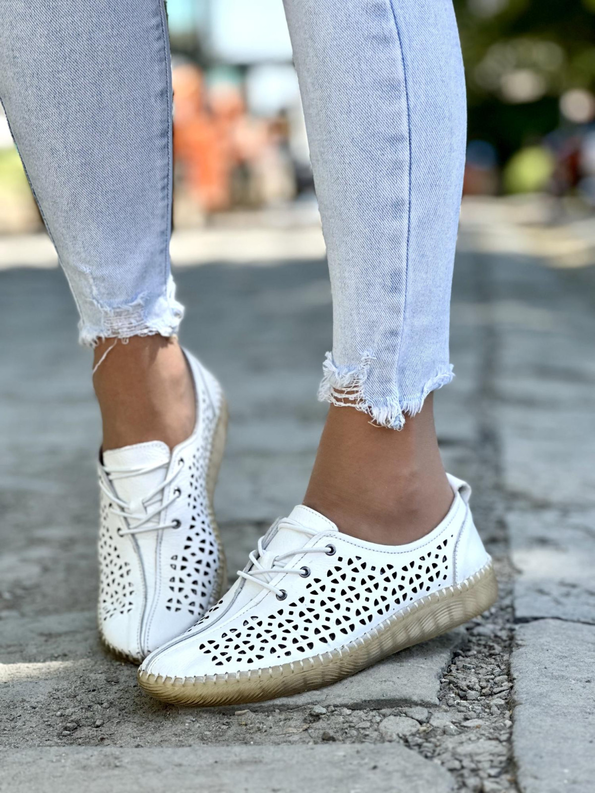 Wygodne dziurkowane białe półbuty damskie skórzane