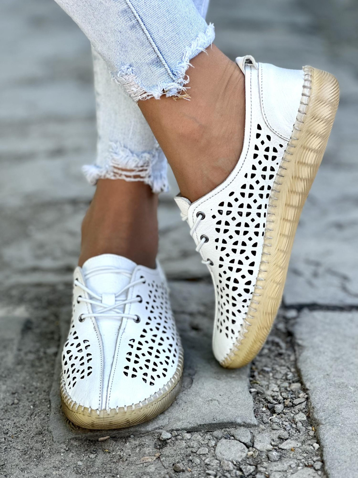 Wygodne dziurkowane białe półbuty damskie skórzane