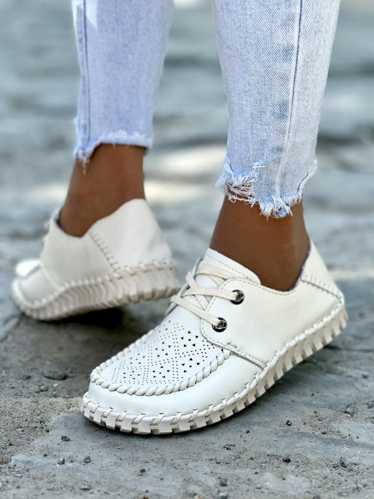 Miękkie i lekkie beżowe półbuty damskie skórzane