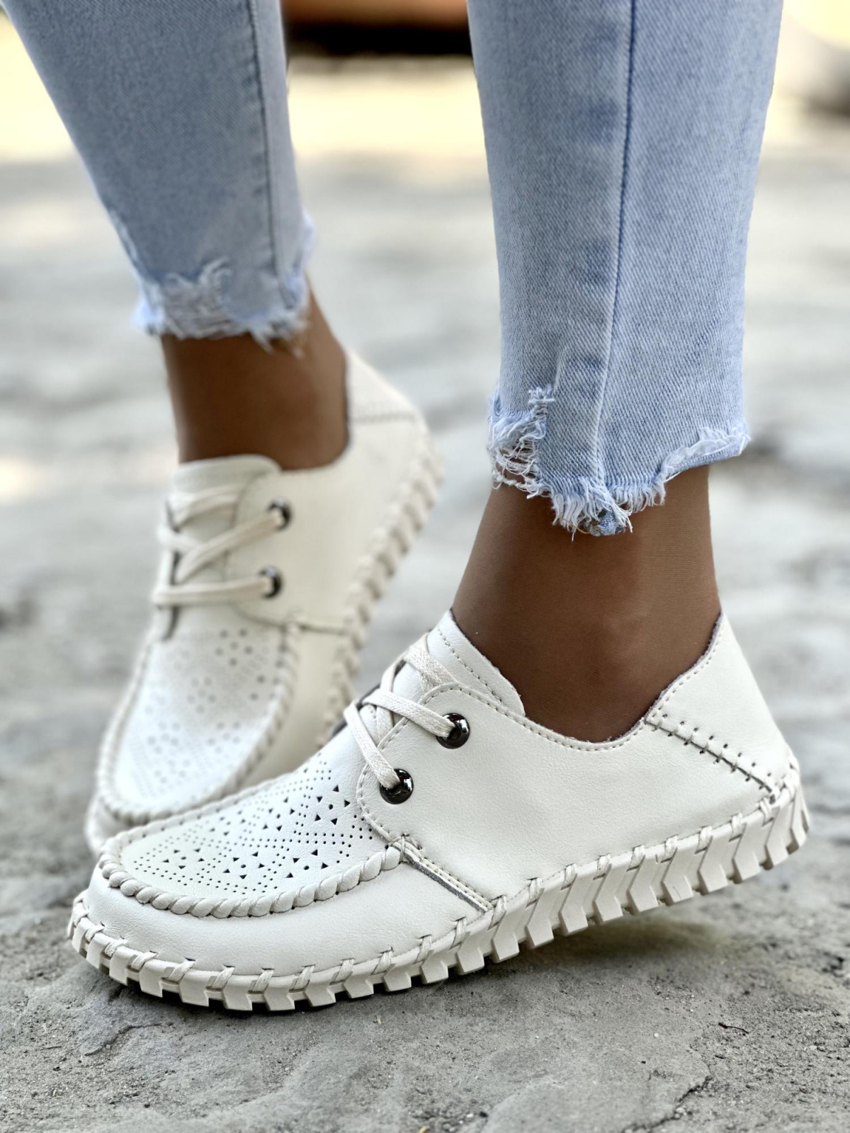 Miękkie i lekkie beżowe półbuty damskie skórzane