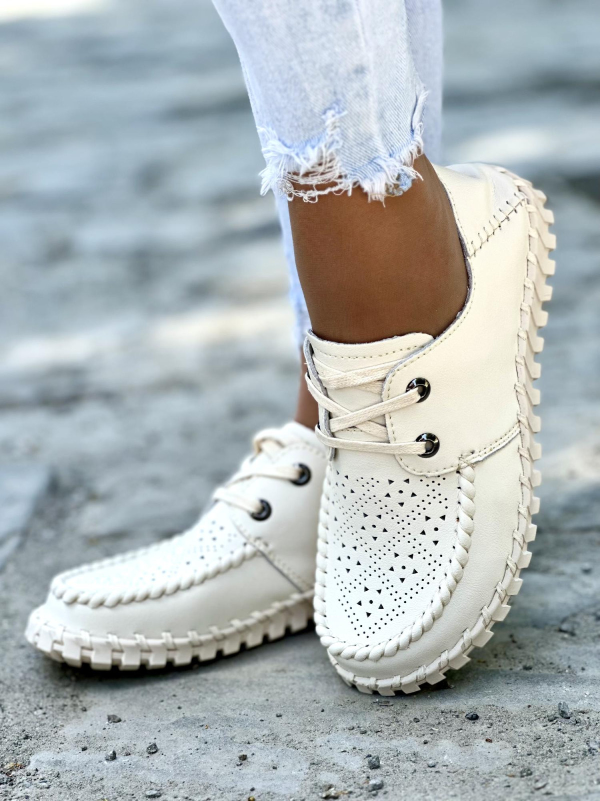 Miękkie i lekkie beżowe półbuty damskie skórzane