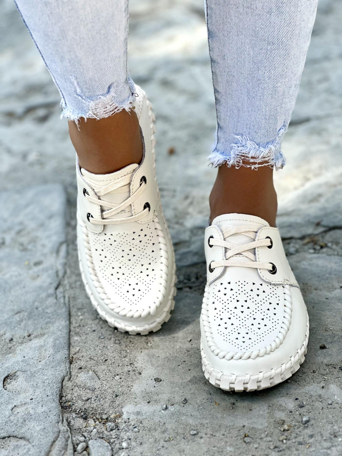 Miękkie i lekkie beżowe półbuty damskie skórzane